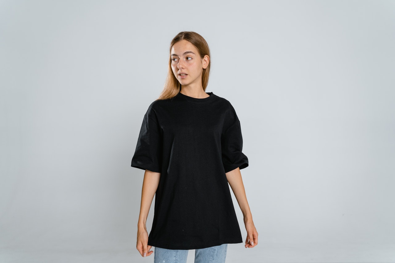 Woman wearing black oversized t-shirt and jeans